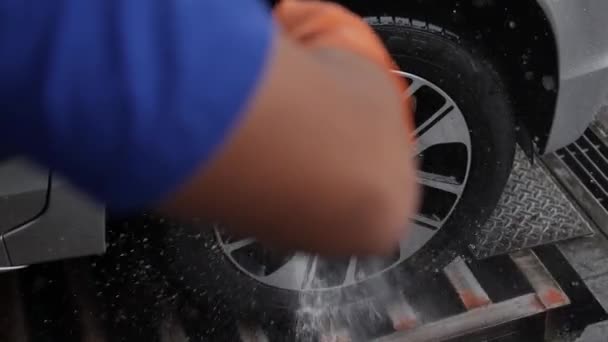 Κοντινό Πλάνο Του Πλυντηρίου Αυτοκινήτων Εργαζόμενος Φορώντας Προστατευτικά Γάντια Και — Αρχείο Βίντεο