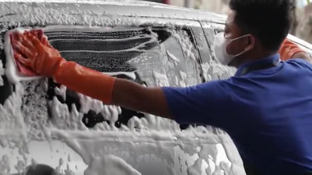 Επαγγελματίας Εργαζόμενος Γάντια Πλύσιμο Ενός Αυτοκινήτου Σαπούνι Αφρού Στο Σταθμό — Αρχείο Βίντεο