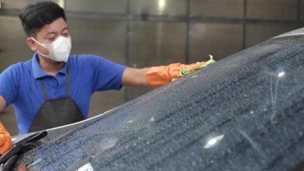 Профессиональный Работник Перчатками Мытья Полировки Автомобиля Микроволоконной Тканью Профессиональной Автомойке — стоковое видео