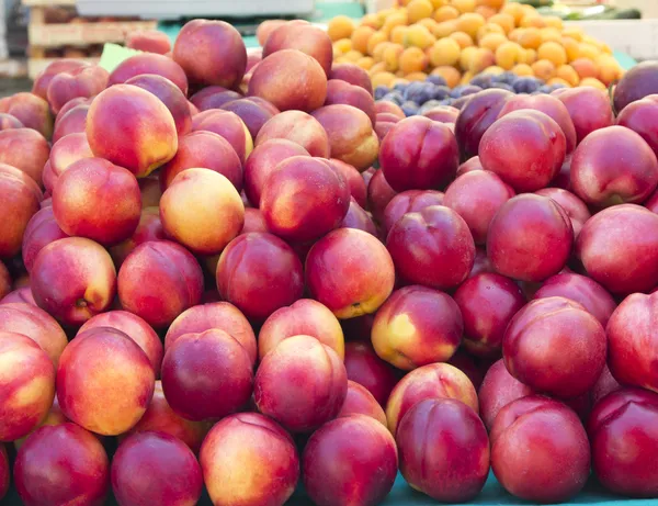 Ekologiska frukter på soliga marknaden — Stockfoto