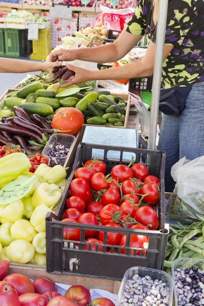 Продажа органических овощей — стоковое фото