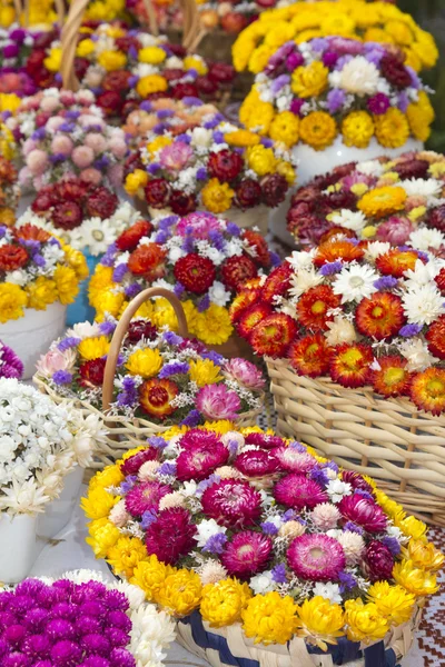 Vários buquês de flores feitos à mão — Fotografia de Stock