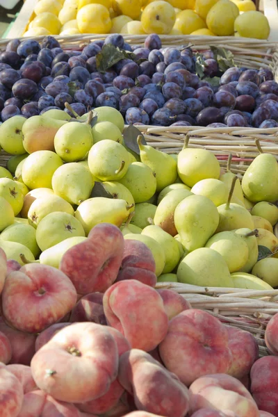 Fruta recién recogida en el puesto de mercado —  Fotos de Stock