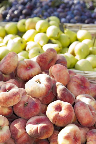 Čerstvě sklizené ovoce na trhu stojí — Stock fotografie