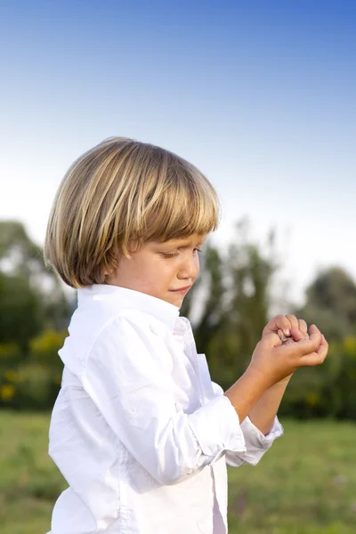 指の負傷で若い男の子を泣いています。 — ストック写真