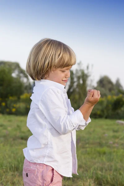 指の負傷で若い男の子を泣いています。 — ストック写真