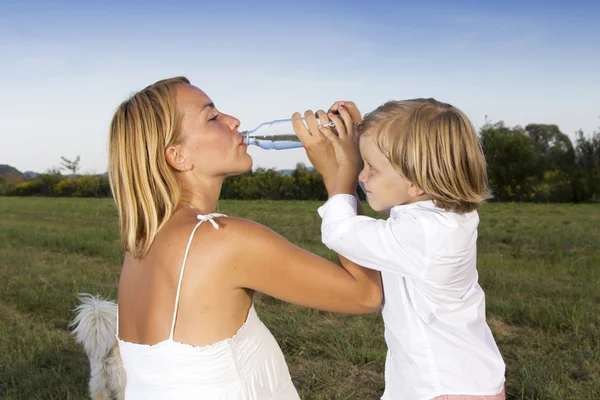 Madre e hijo al aire libre — Foto de Stock