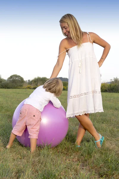 Vrouw en haar zoon buiten spelen — Stockfoto