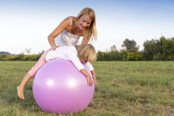 Femme et son fils jouent à l'extérieur — Photo