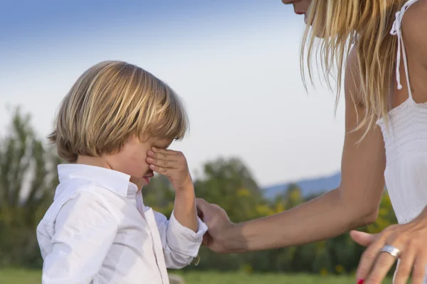 Moeder bedreigend en jongen de schuld te geven — Stockfoto