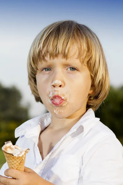 Jeune garçon manger une délicieuse crème glacée — Photo