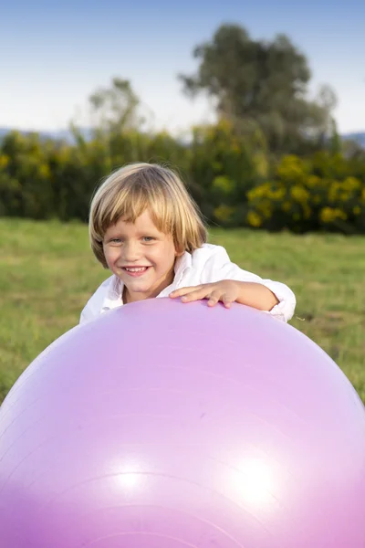 Junge spielt mit großem Ball — Stockfoto