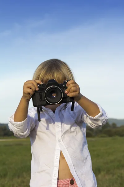 小男孩用老式照片相机 — 图库照片