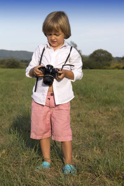 Niño con cámara de fotos vintage — Foto de Stock