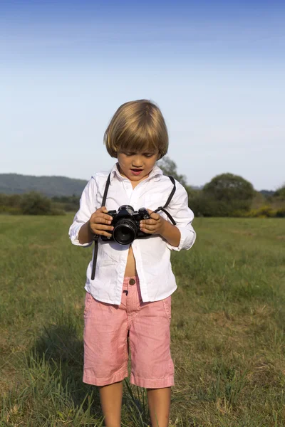 Ung pojke med vintage fotokamera — Stockfoto