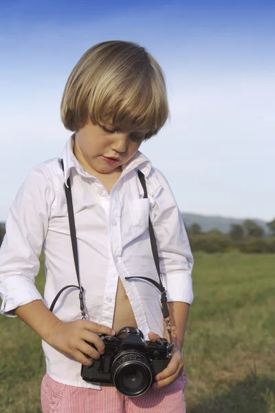 Jeune garçon avec appareil photo vintage — Photo