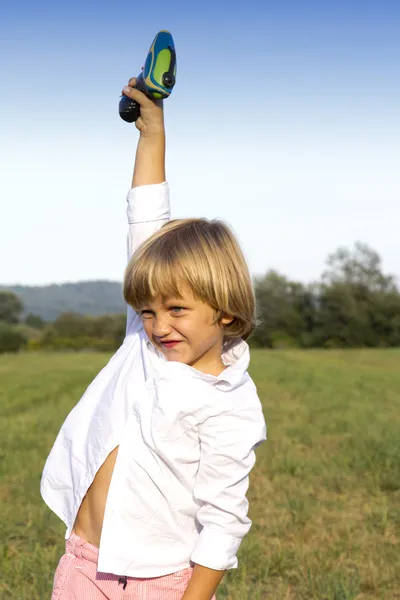 Junge spielt mit Wasserpistole — Stockfoto