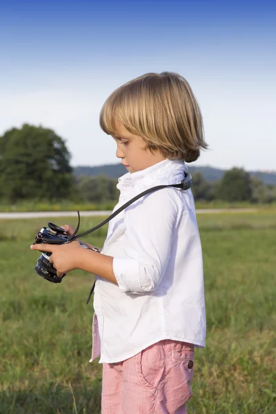 Мальчик с винтажной фотокамерой — стоковое фото