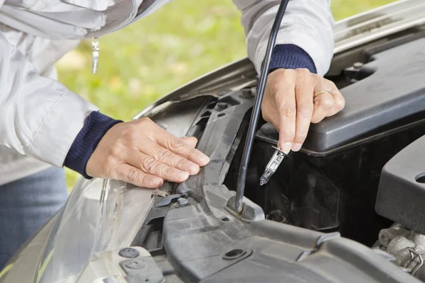 Halogenlampe im Auto wechseln — Stockfoto