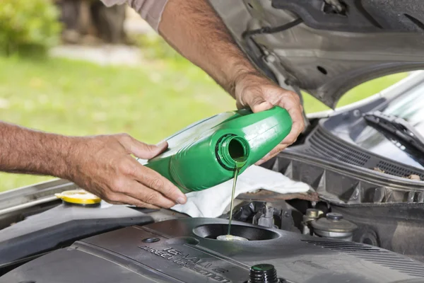 Adding oil in the vehicle — Stock Photo, Image