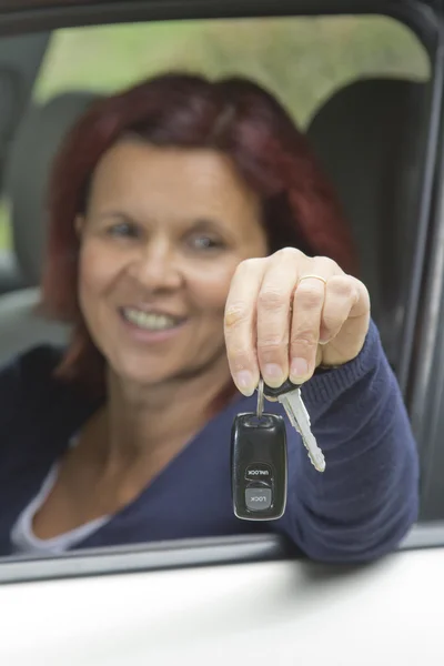 Mulher motorista segurando chaves do carro — Fotografia de Stock