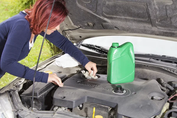Czyszczenie silnika samochodu po dodaniu oleju — Zdjęcie stockowe