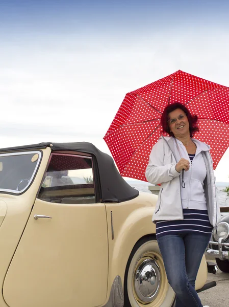 Lachende vrouw naast automerk — Stockfoto