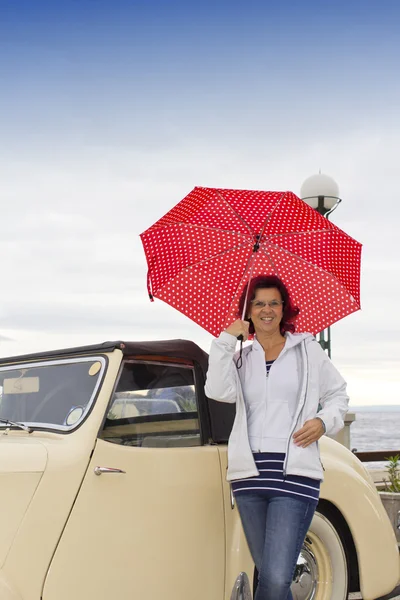 Señora sonriente al lado del coche vintage — Foto de Stock