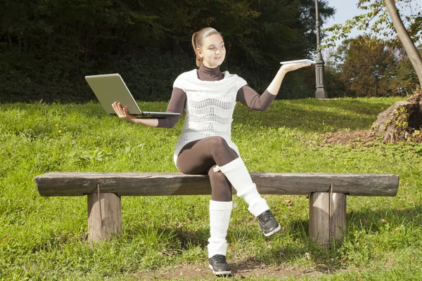 sevimli kız ikilem içinde