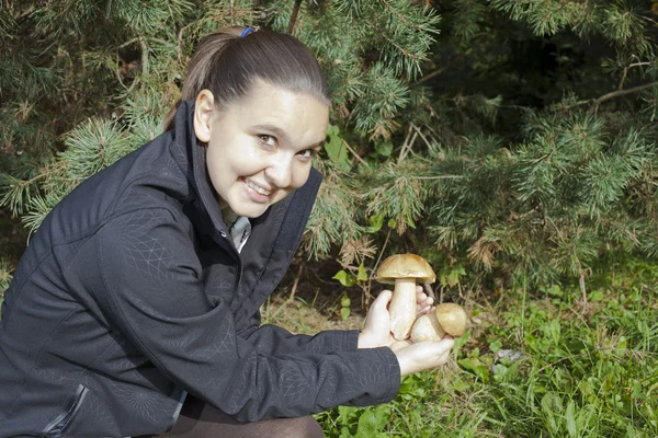 Schattige lachende meisje met paddestoelen — Stockfoto