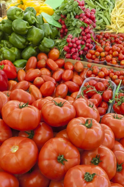 Schönes Bio-Gemüse auf sonnigem Markt — Stockfoto