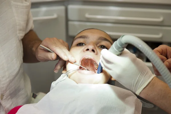 Menina com dentes check-up — Fotografia de Stock