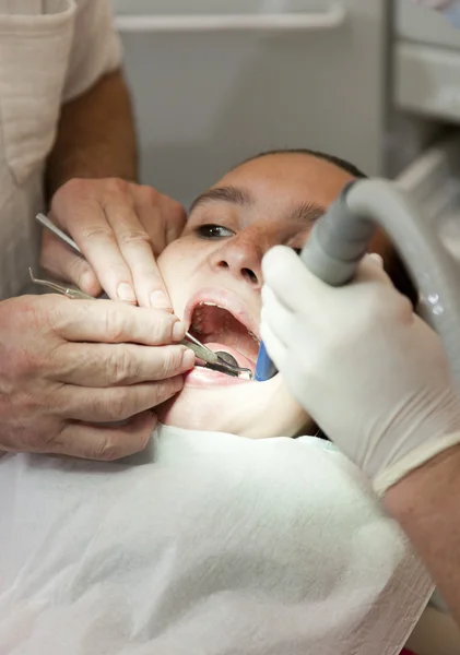 Ragazza avendo denti check-up — Foto Stock