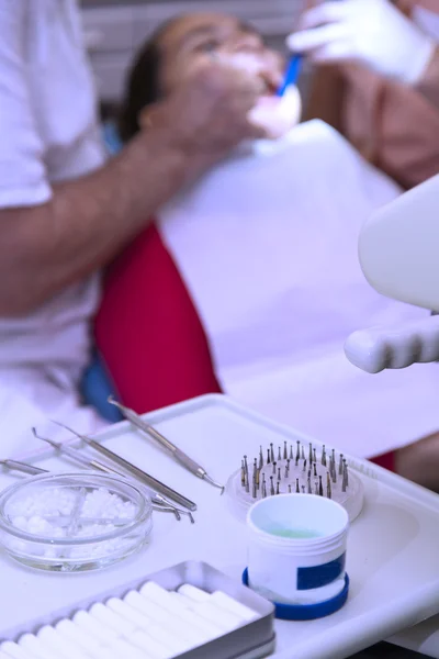 Instrumentos de inspección y tratamiento dentales —  Fotos de Stock