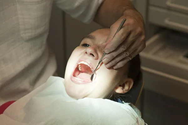 Meisje met tanden checkup — Stockfoto