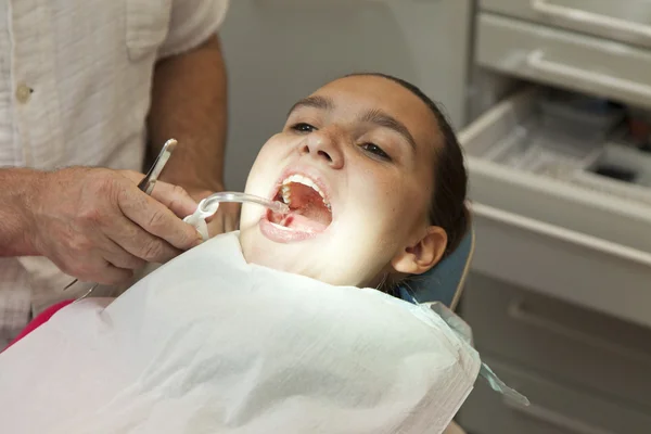 Menina com dentes check-up — Fotografia de Stock