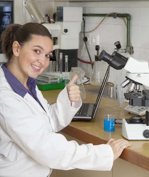 Söt kemist arbetar i laboratoriet — Stockfoto