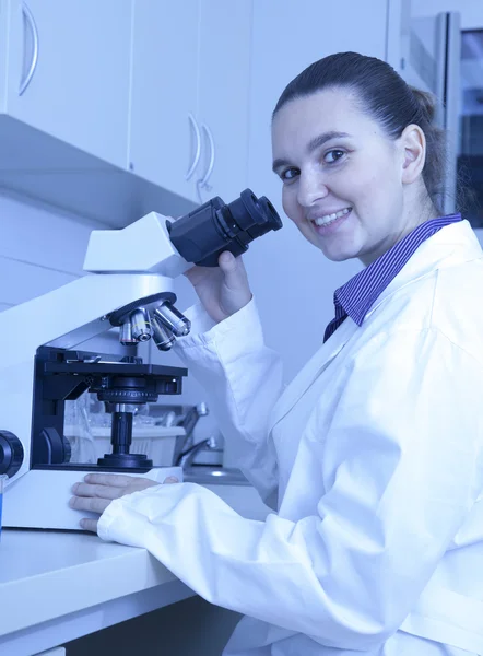 Schattig chemicus werken in laboratorium — Stockfoto