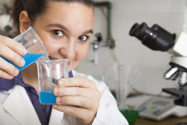 Schattig chemicus werken in laboratorium — Stockfoto