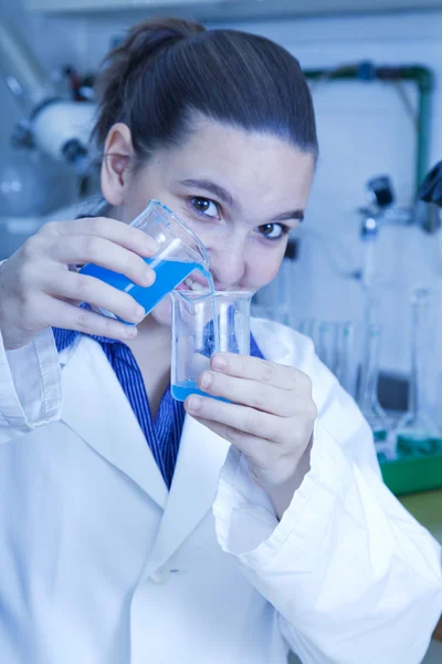 Químico lindo trabajando en laboratorio — Foto de Stock