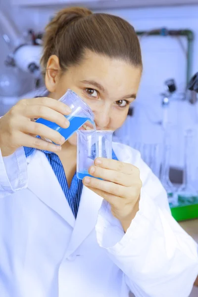 Schattig chemicus werken in laboratorium — Stockfoto