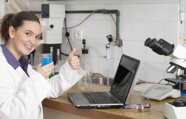 Söt kemist arbetar i laboratoriet — Stockfoto