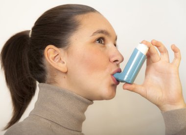 astım Inhalator ile şirin kız