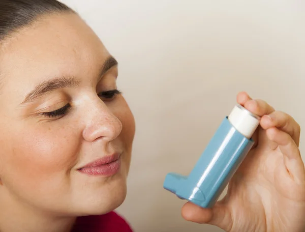 Cute girl with asthma inhalator — Stock Photo, Image