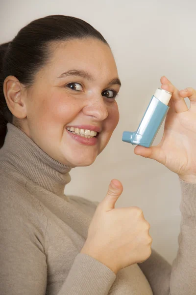 Милая девушка с ингалятором от астмы — стоковое фото