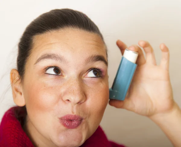 Söt tjej med astma inhalator — Stockfoto