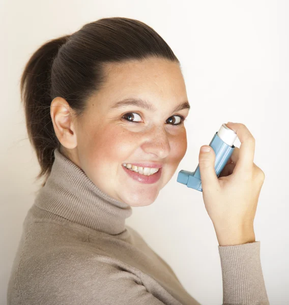 Nettes Mädchen mit Asthma-Inhalator — Stockfoto