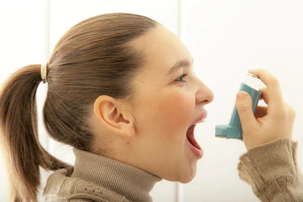 Linda chica con inhalador de asma —  Fotos de Stock