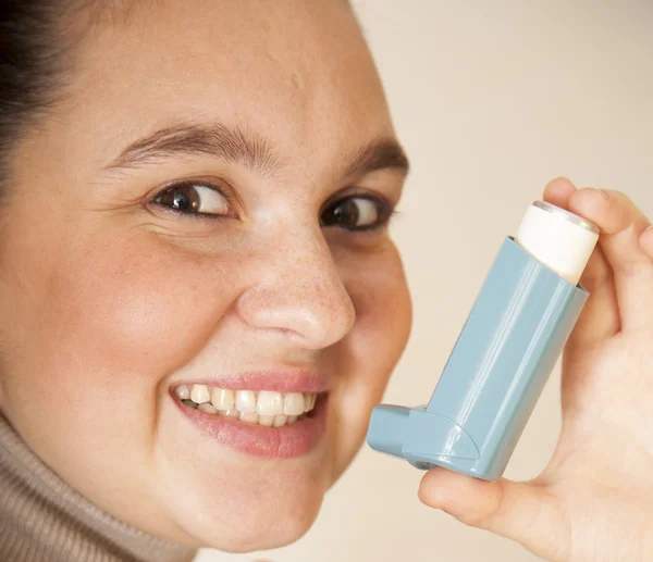 Linda chica con inhalador de asma —  Fotos de Stock