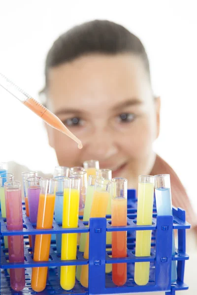 Schattig vrouwelijke onderzoeker in lab — Stockfoto